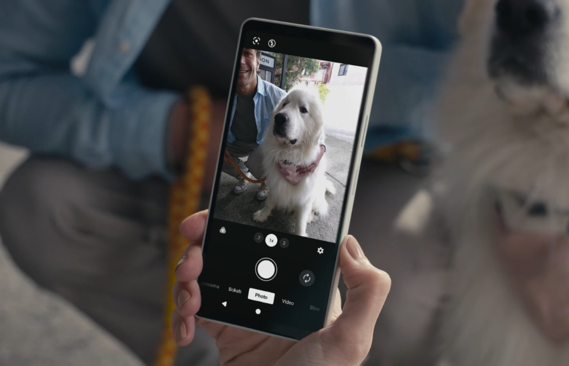 Sony Xperia 10 VIII 實體快門鍵情境圖